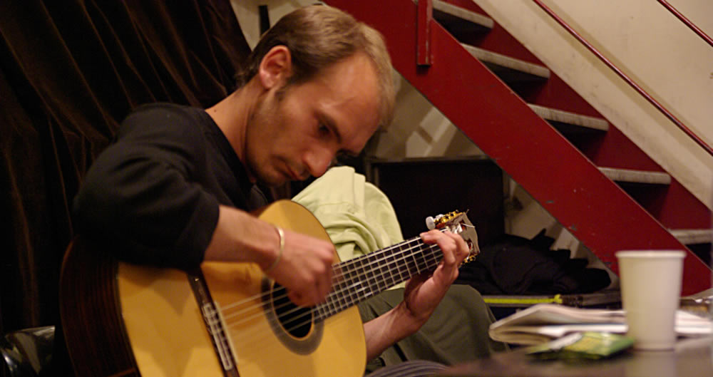 Guitariste dans les loges